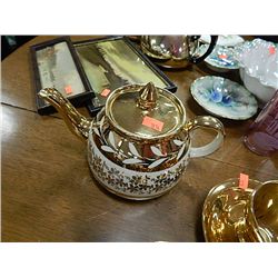 GOLD AND WHITE TEA POT