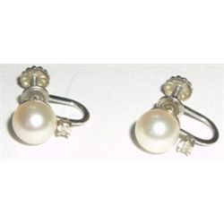 14KT WHITE GOLD PEARL & DIAMOND EARRINGS. STAMPED *14KT*!! TOTAL WEIGHT IS 2.40 GRAMS!!