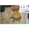 Image 3 : OASISPA MODEL 0S4000 MASSAGING PEDICURE CHAIR WITH JETTED FOOTBATH AND TECHNICIAN CHAIR