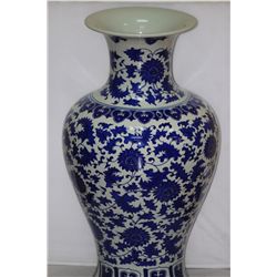 DECORATIVE CHINESE WHITE AND BLUE PORCELAIN VASE