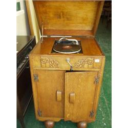 Oak cased wind up gramophone on ball feet £30 - 50...