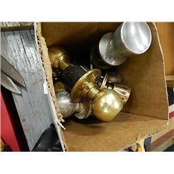 BOX OF DOOR KNOBS