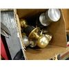 Image 1 : BOX OF DOOR KNOBS