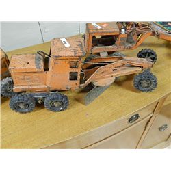 VINTAGE METAL GRADER (TRACTOR)