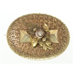 Antique 14K Yellow gold pin with pearl. Beautiful detail! Excellent condition!