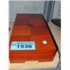 Image 1 : Wooden chess and checkers set