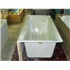 Image 1 : New white bathtub