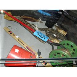 Shelf lot of misc collectable items; vintage radio