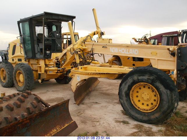 NEW HOLLAND MOTOR GRADER RG140B
