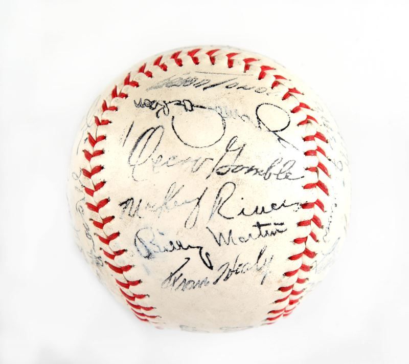 1976 NEW YORK YANKEES TEAM SIGNED BASEBALL