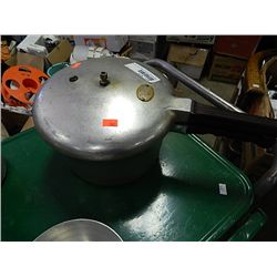 PRESSURE COOKER WITH AIR VENT