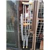 Image 1 : CRUTCHES