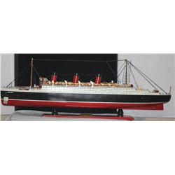 COLLECTORS EDITION HANDMADE RMS QUEENMARY SHIP MODEL