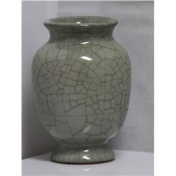 ANTIQUE CHINESE MING DYNASTY PORCELAIN VASE