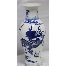 CHINESE WHITE AND BLUE ANTIQUE PORCELAIN VASE