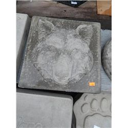 CONCRETE STEPING STONE - WOLF