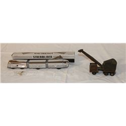 Streamliner Wind-up Train & Cast Boom Crane
