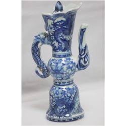 CHINESE WHITE AND BLUE ANTIQUE PORCELAIN VASE