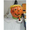 Image 3 : LOT 5 HALLOWEEN DECORATIONS: 3 LIGHTED BATS &