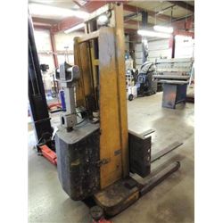 CROWN MODEL T-110-6 1900LB HYDRAULIC FORK LIFT