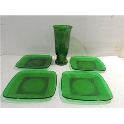 LOT 5 VINTAGE EMERALD GREEN GLASS: 4 PLATES & VASE