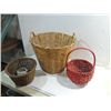 Image 1 : LOT 3 VINTAGE REED WOVEN BASKETS, HANDLES CLOTHES