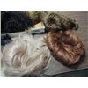 Image 3 : LOT 8 STYLISH WIGS OF VARIOUS HAIR COLORS & LENGTH