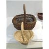 Image 2 : LOT 7 VINTAGE REED WOVEN HAND & TABLE BASKETS