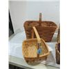 Image 2 : LOT 4 VINTAGE WOOD WOVEN PICNIC & HAND BASKETS