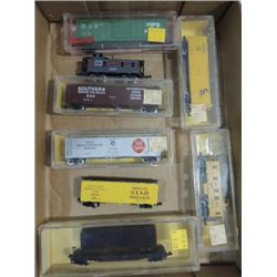 LOT 8 ATLAS N GAUGE TRAIN CARS: 5 BOX CARS, 2