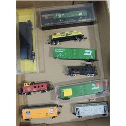 LOT 9 N GAUGE TRAIN CARS: 3 BOX CARS, 2 CABOOSE, 1