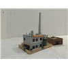 Image 2 : LOT 4 N GAUGE ASSEMBLED BUILDINGS: PAINT FACTORY,