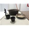 Image 1 : LOT 4 VINTAGE CAST IRON KETTLE, SKILLET & 2 MINI