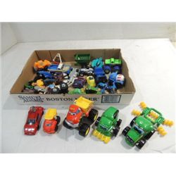 MIXED LOT OF PLASTIC TOY VEHICLES, WORKMEN, AND