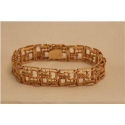 ONE 14KT YELLOW GOLD, CONTEMPORARY DESIGN, FLEXIBLE LINK BRACELET. THE BRACELET IS 15.80 MM WIDE