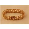 Image 2 : ONE 14KT YELLOW GOLD, CONTEMPORARY DESIGN, FLEXIBLE LINK BRACELET. THE BRACELET IS 15.80 MM WIDE