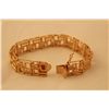Image 4 : ONE 14KT YELLOW GOLD, CONTEMPORARY DESIGN, FLEXIBLE LINK BRACELET. THE BRACELET IS 15.80 MM WIDE
