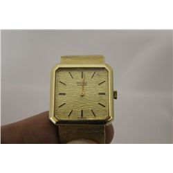 ONE MEN'S 14KT YELLOW GOLD SEIKO DESS STYLE WRIST WATCH. THE WATCH HAS A SQUARE SHAPED CASE OF 26 X