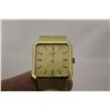 Image 1 : ONE MEN'S 14KT YELLOW GOLD SEIKO DESS STYLE WRIST WATCH. THE WATCH HAS A SQUARE SHAPED CASE OF 26 X