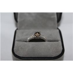 14KT WHITE GOLD DIAMOND RING. STAMPED 14K, INCLUDES APPROX. 0.80 CARAT CENTER DIAMOND AND 0.12