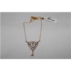 14KT YELLOW GOLD DIAMOND PENDANT NECKLACE. STAMPED 14K. DIAMOND: 0.26 CARAT, ROUND BRILLIANT,