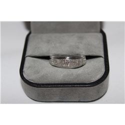 STERLING SILVER DIAMOND RING. STAMED 925, NATURAL DIAMOND: 0.41 CARATS. ROUND CUT, SI3-I3,