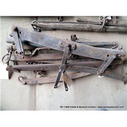 LOT: METAL SINGLE TREES