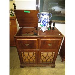 1940's radio/stereo cabinet made by Baycrest