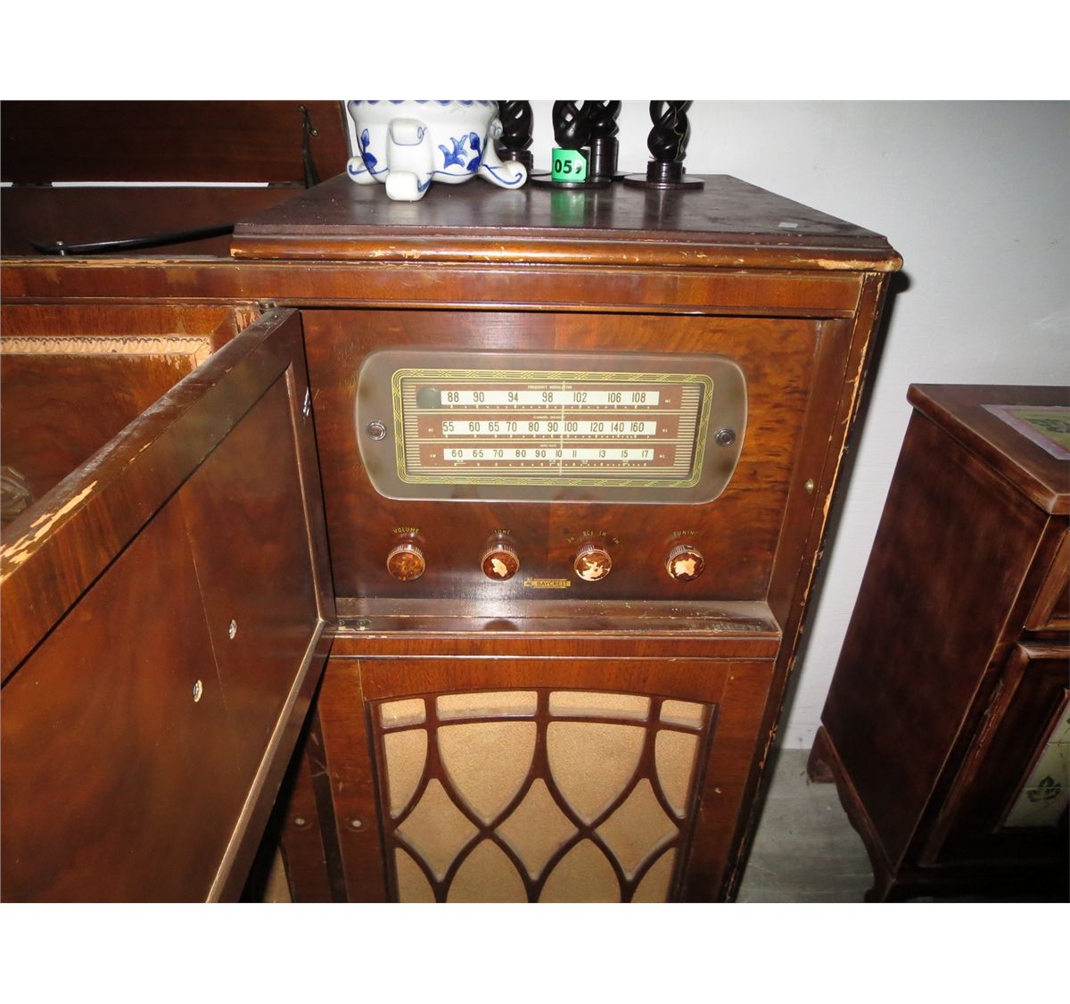 1940's radio/stereo made by Baycrest