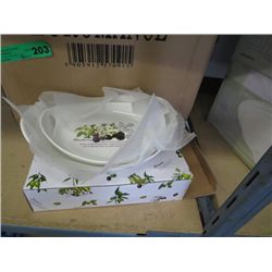 Case of porcelain trays with blackberry motif