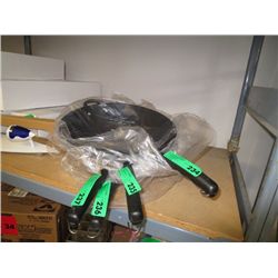 Wok with handles