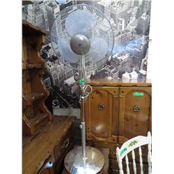 Oscillating floor fan