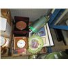 Image 1 : Box and contents