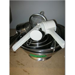 Nine pieces of kitchen ware